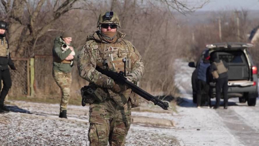 Police evacuate people from Ukraine's Zaporizhzhia region as Russian forces advance