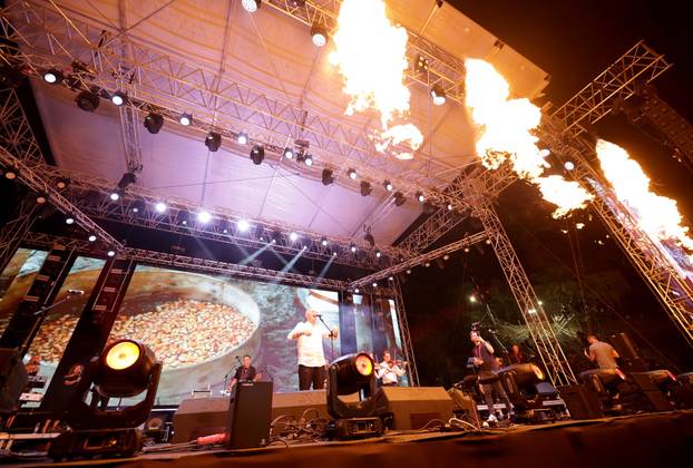 Koncert "Imotski ne zaboravi" na kojem nastupaju Bulić, Zečić i Thompson