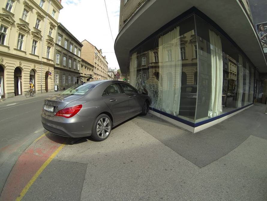 Autom u izlog: 'Pokosila bi me da sam krenula sekundu ranije'