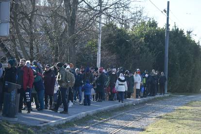 FOTO Gužve kod žičare, brojni Zagrepčani i njihovi gosti kreću na Sljeme. Evo što ih gore čeka