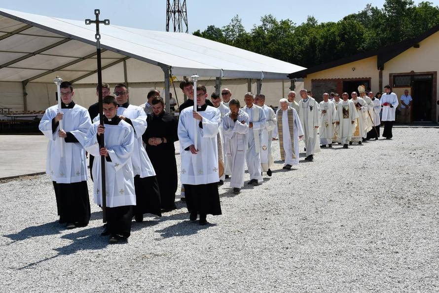 'Hvala dragome Bogu, naša župa je dobila moći sv. Ante iz Padove i svetog pape Pia X.'