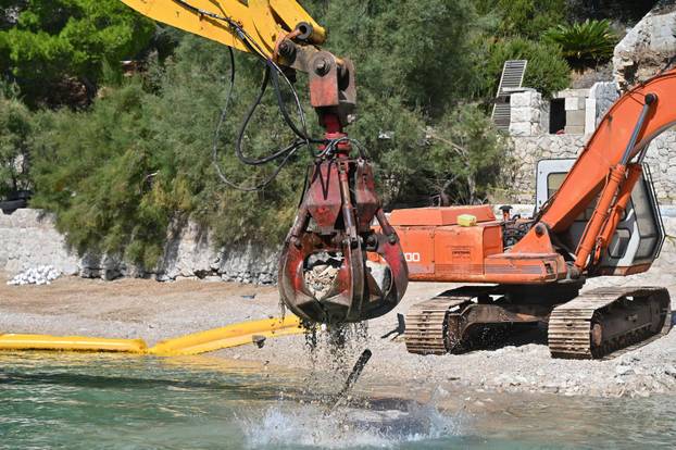 Nastavlja se rušenje bespravno izgrađenih objekata u uvali Vruja