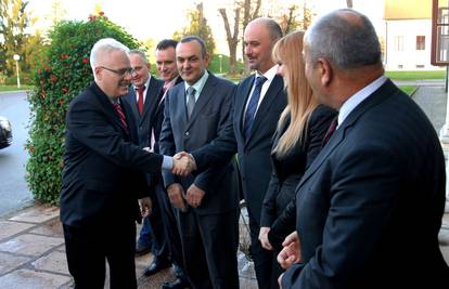 Josipović je u Sl. Brodu odao počast poginulim braniteljima
