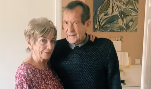 Mnogi su se rasplakali kada su vidjeli da svojoj ženi kupuje isti poklon već 68 godina...