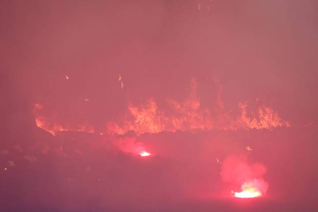 Bakljada  Bad Blue Boysa nakon gola Dinama zapalila dio tribine 