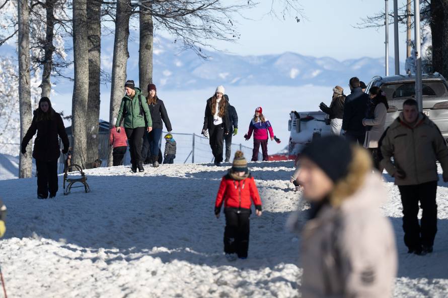 Zagreb: Građani uživaju u suncem okupanom Sljemenu 