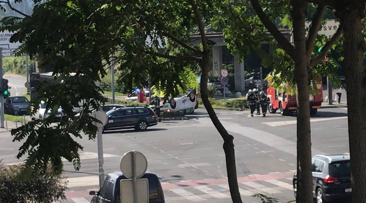Sudar na Zavrtnici u Zagrebu: Auto od udara završio na krovu