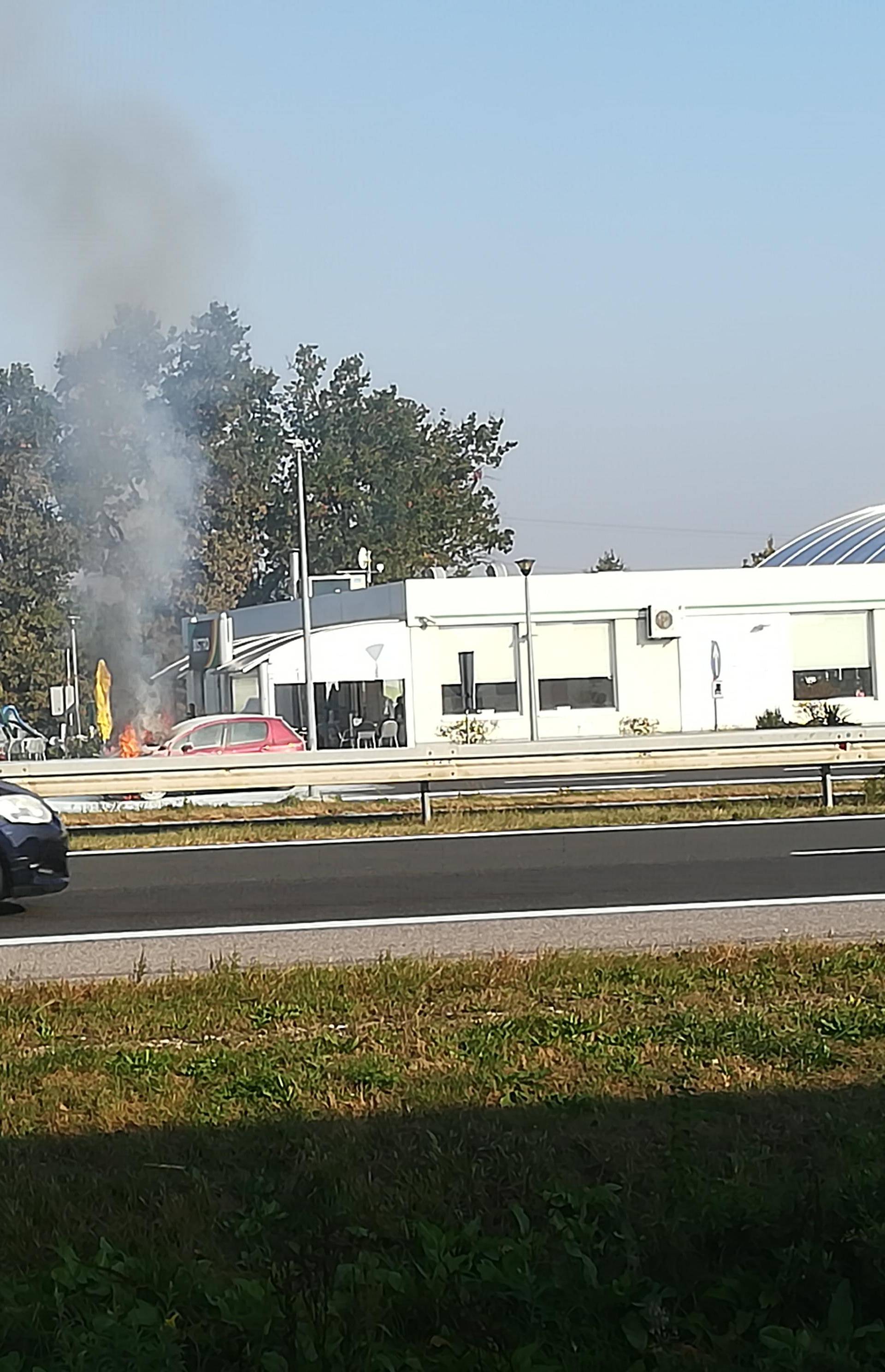 Buktinja na odmorištu  Sesvete: 'Iz auta je sukljao gusti dim!'