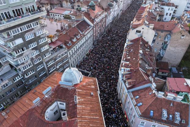 Sarajevo: Pogled iz zraka na okupljanje građana u čast Halidu Bešliću