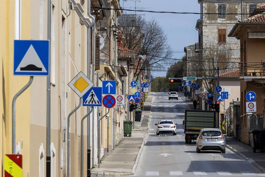 Pula: Prometni znakovi u Stankovićevoj ulici