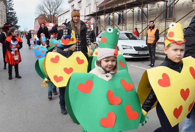 Sisak: Nekoliko stotina mališana iz dječjih vrtića i osnovnih škola sudjelovalo je na tradicionalnom Sisačkom fašniku