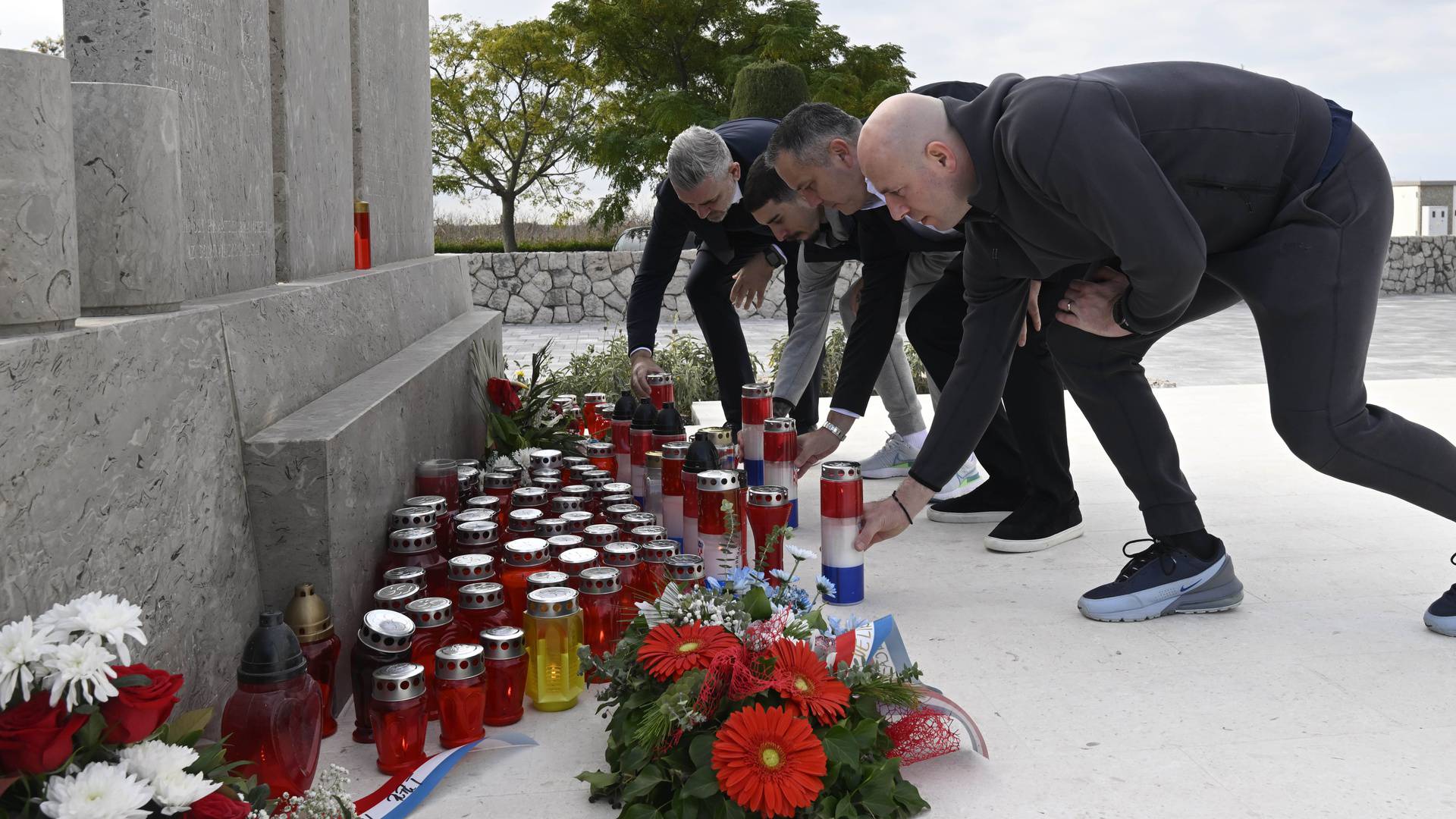 FOTO Vodstvo HNS-a poklonilo se žrtvama pokolja u Škabrnji