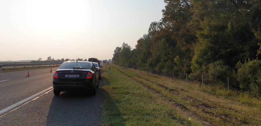 Automobil je sletio s ceste i zapalio se, putnici su izgorjeli