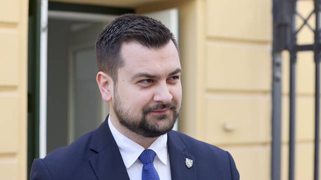 Zagreb: Armin Hodžić prvi predao kandidaturu za parlamentarne izbore