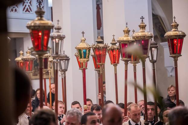 Jelsa: Ispraćaj jelšanskog križa i početak procesije "Za križen"