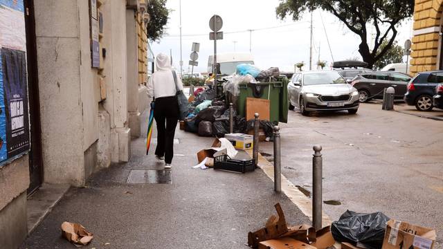 Rijeka: Gomilanje smeća na gradskim ulicama