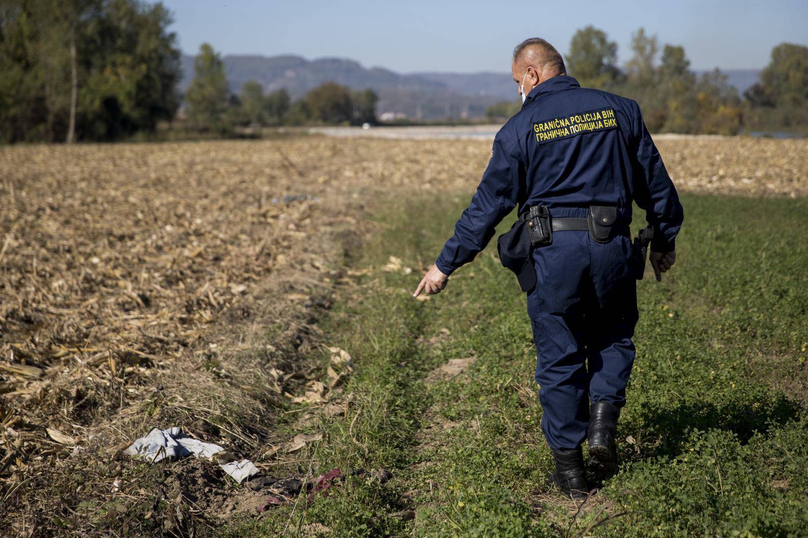 Patrola s graničnom policijom BiH u Zvorniku, mjestu na kojem preko Drine ulazi najviše migranata