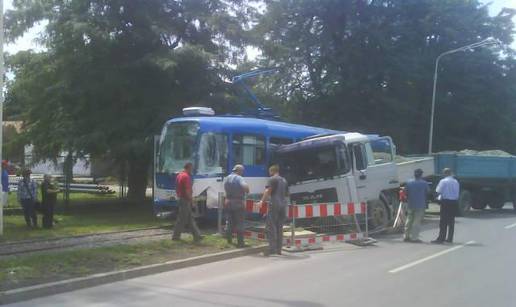 Tramvaj odgurao kamion u rupu koju su kopali radnici