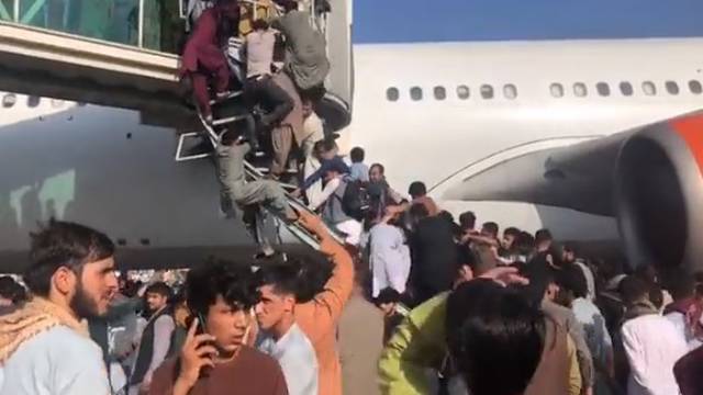 Tisuće Afganistanaca na ničijoj zemlji na aerodromu u Kabulu