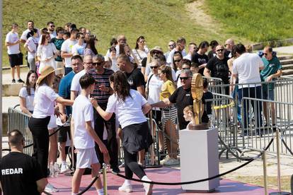 Split: Navijači Hajduka fotografiraju se s peharom Rabuzinovo sunce