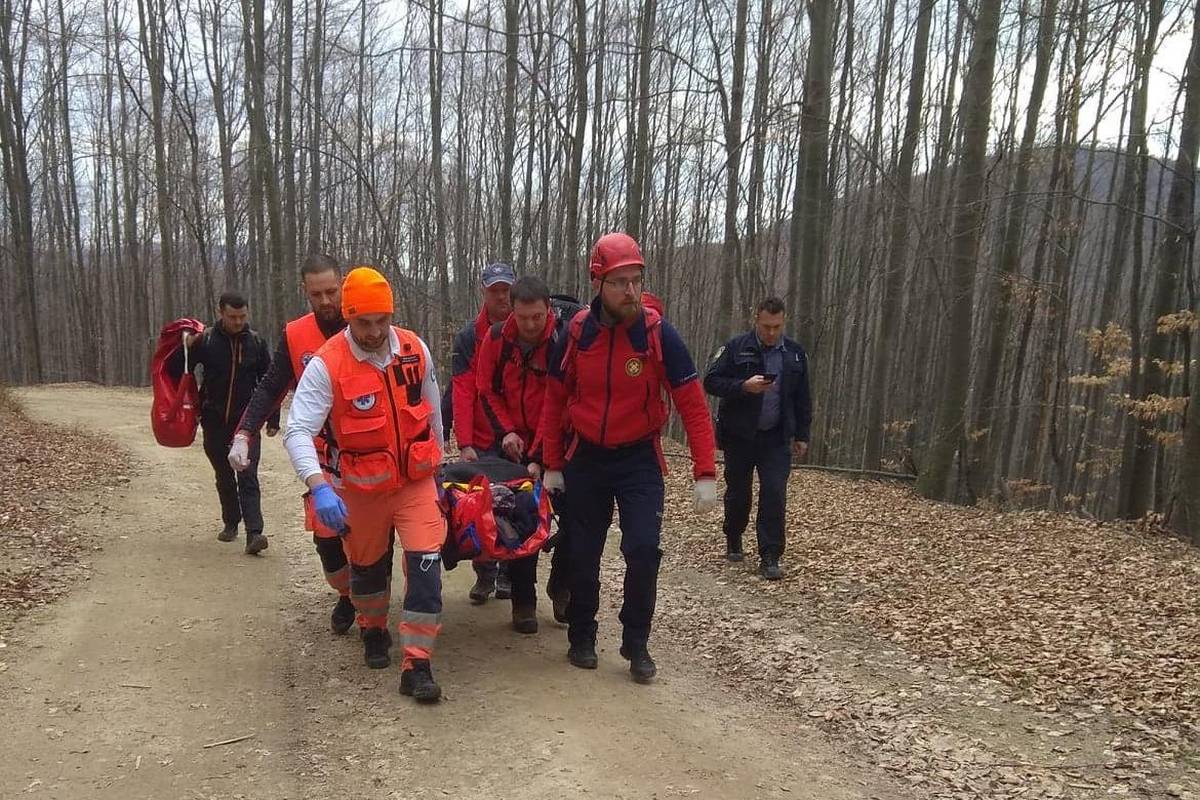 HGSS-ovci spašavali ozlijeđenog planinara na Papuku: Bio je s kolegama, pao i izgubio svijest
