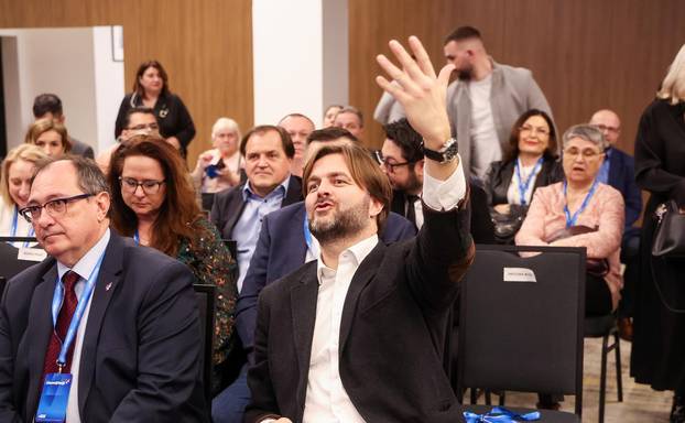 Dobro raspoložen Tomislav Ćorić na tribini Može li Hrvatska mladima osigurati priuštivo stanovanje?"