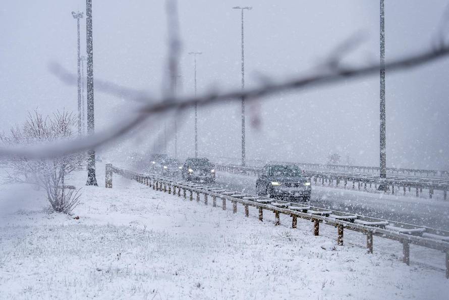 Zimski uvjeti na A1 između čvora Perušić i čvora Gospić