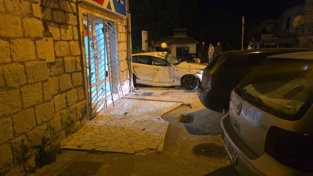 Nesreća u Kaštelima: Vozač se BMW-om zabio u zid kuće