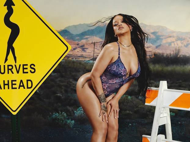 FOTO Rihanna se opet skinula i pokazala guzu: Seksi donje rublje i grudi pale u drugi plan