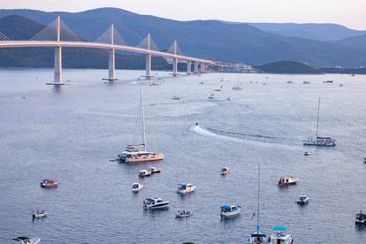 Brodovi i barke čekaju na službeno otvorenje Pelješkog mosta 
