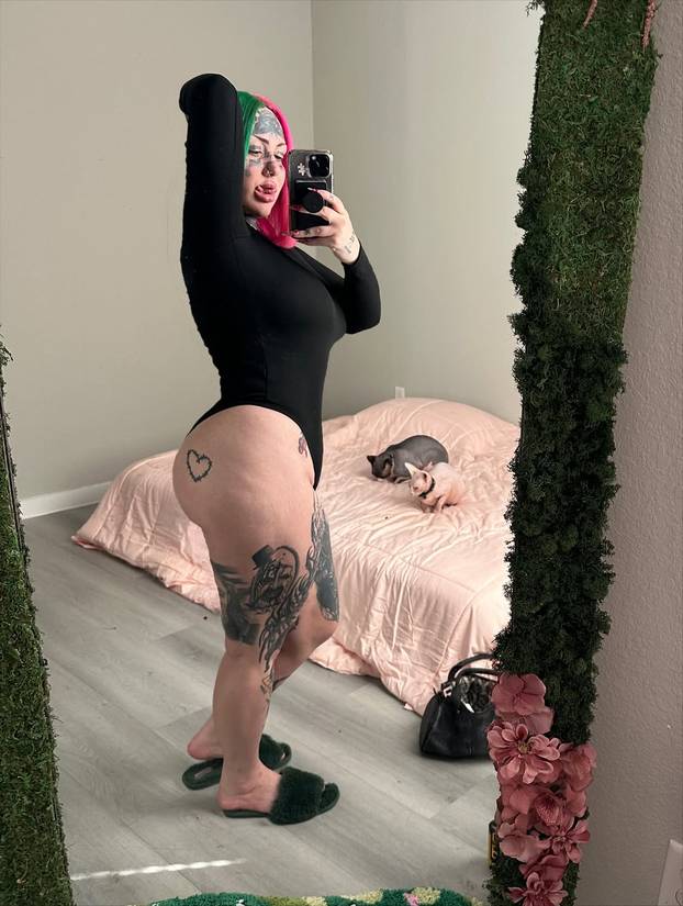 FOTO Tetovirala očne jabučice i razdvojila jezik. Obožava svoj izgled: 'Viču mi da sam demon!'