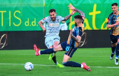 U Pulu putuju nagrade za igrača i trenera mjeseca. Nevistić ima najbolju obranu, a Karačić gol