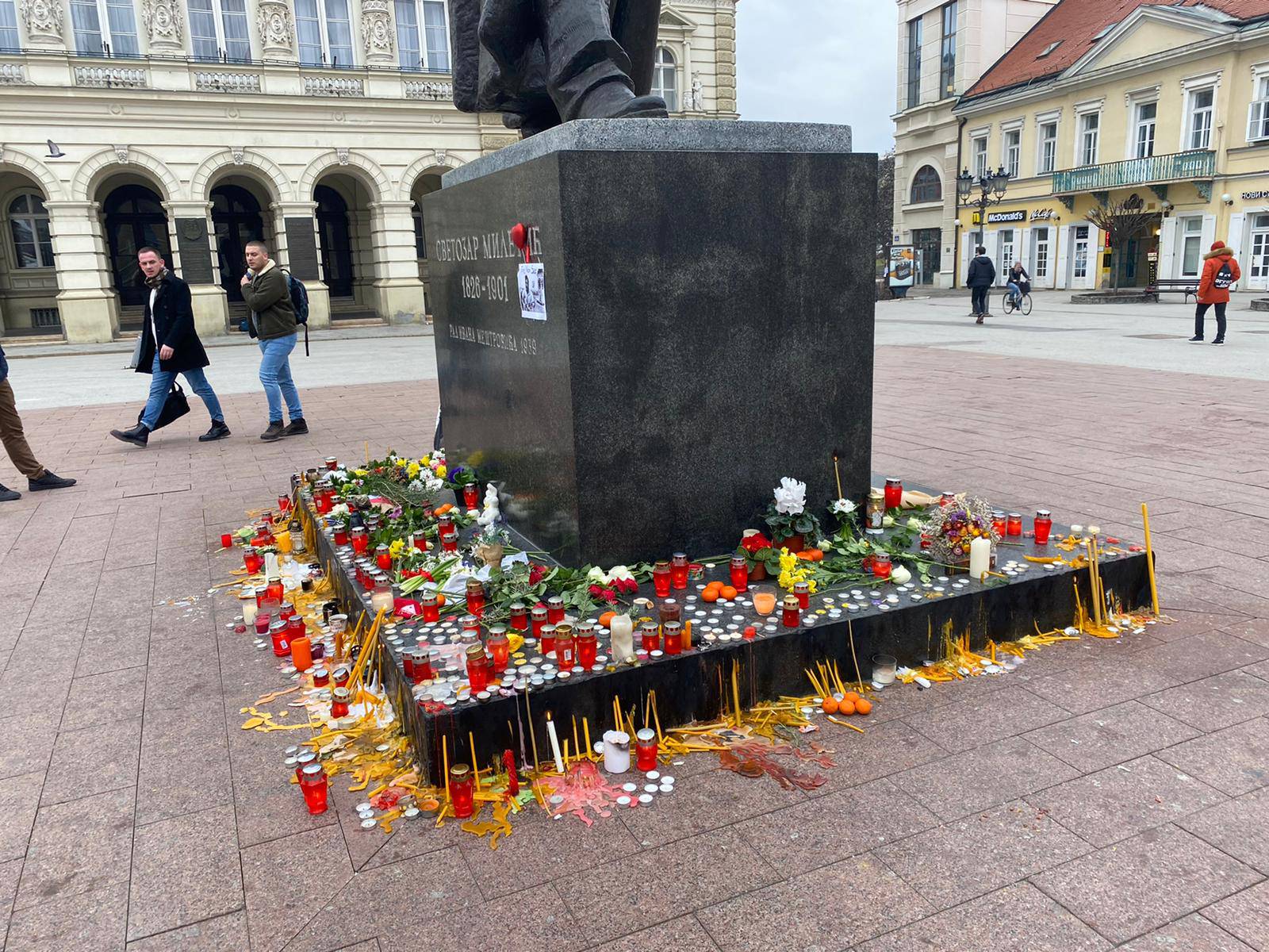 Tuga u domu Balaševićevih, Olivera sjetna na prozoru: 'Đole je najviše volio kući piti kafu...'