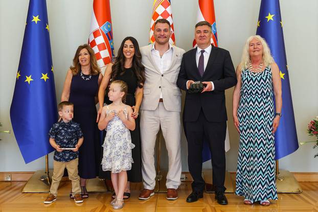 FOTO Milanović odlikovao Stipu Miočića. Ponosna majka Kathy zaplakala, on ju tješio...
