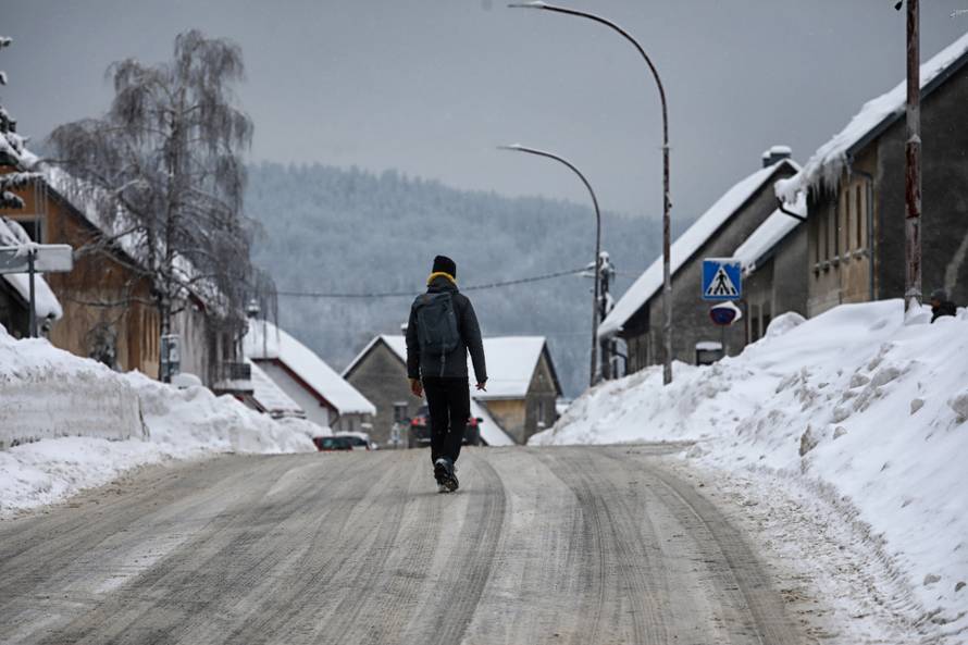 Snijegom zametena Ravna Gora