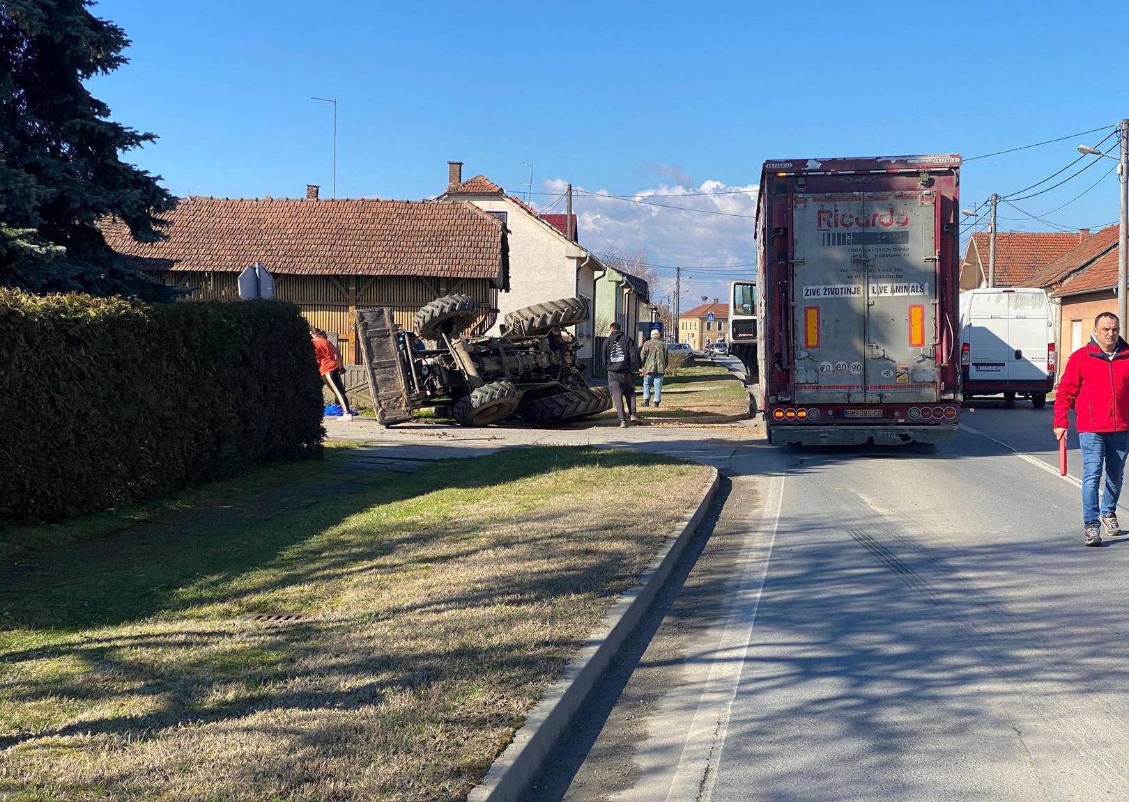 Prestizao traktor pa ga udario i zakucao u betonsku ogradu