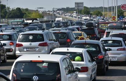 U smjeru Zagreba kolona 6 km, a prema moru nema čekanja