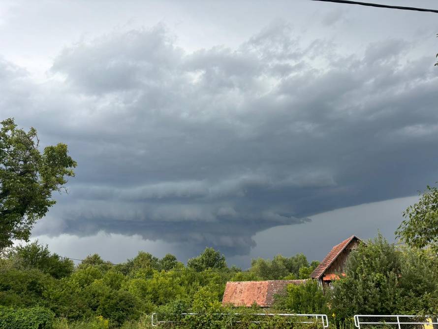 Hrvatsku prekrile superćelije. Stručnjaci: 'Njihove struje su se rotirale brzinom od 180 km/h'