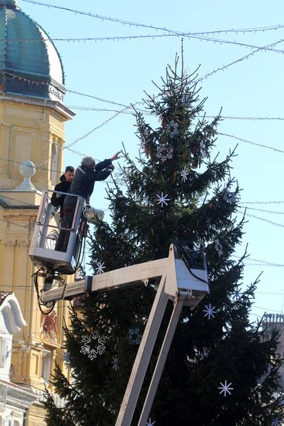 FOTO Rijeka u božićnom duhu: Jelka na Korzu dobila i ukrase