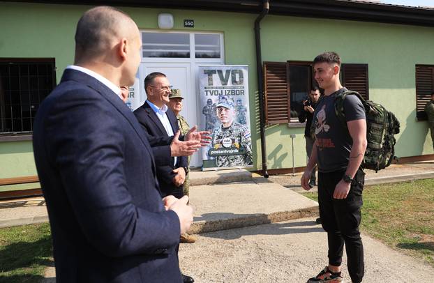 Ministar Anušić i general Kundid na prvom danu TVO-a na Slunju