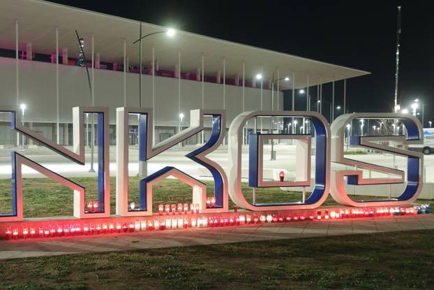 Osijek: Građani dolaze zapaliti svijeće ispred Opus Arene 