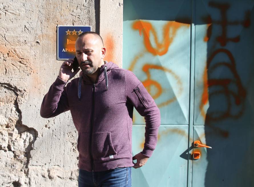 Zekanoviću nacrtali svastike na kući: 'Majci mi je pozlilo...'