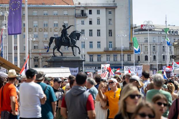 Glavni trg u Zagrebu prepun prosvjednika zbog opasnog otpada u Lici