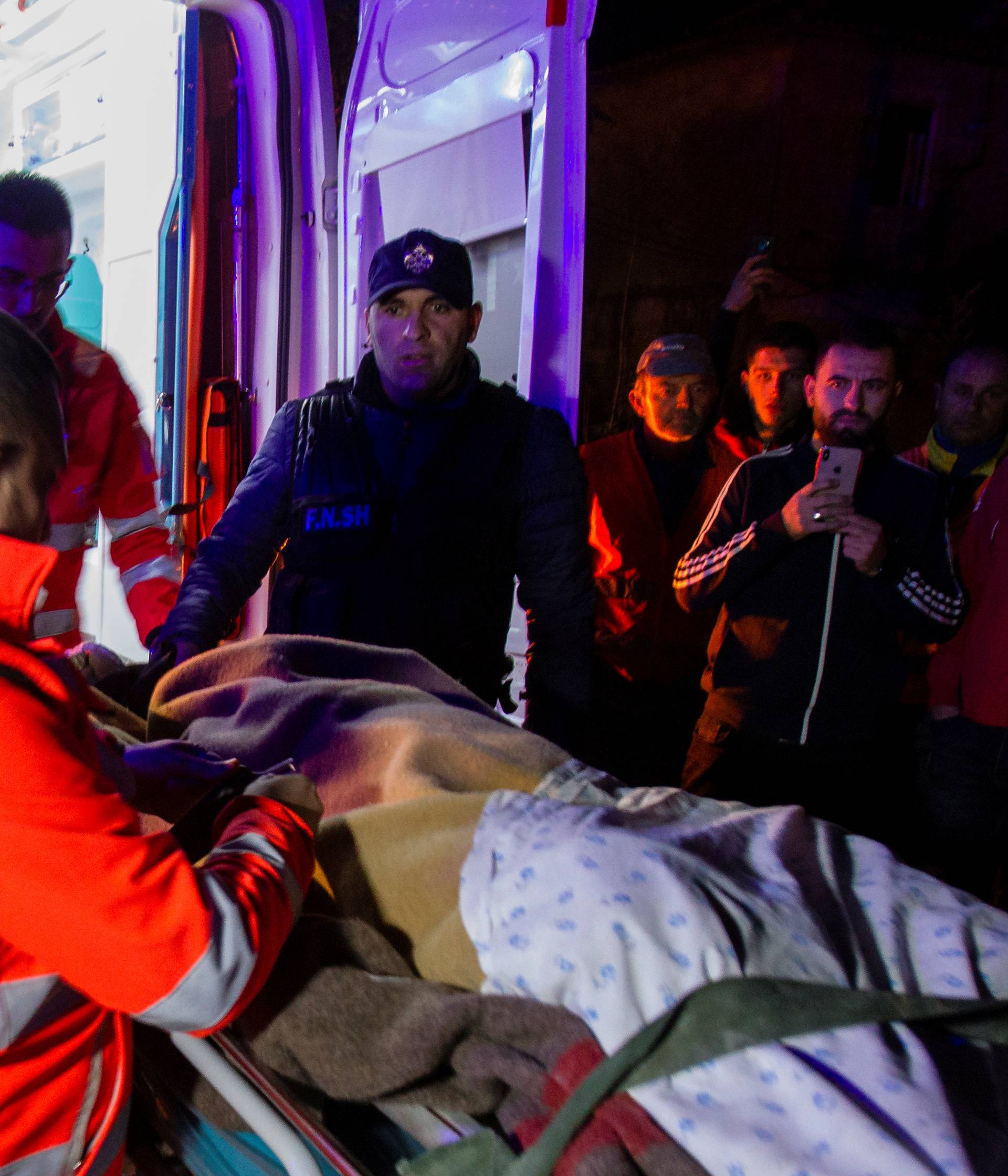 U Albaniji najmanje 21 mrtav, oko 600  ljudi zatražilo pomoć liječnika