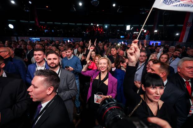 Zagreb: Slavlje u izbornom stožeru Zorana Milanovića nakon rezultata prvih izlaznih anketa