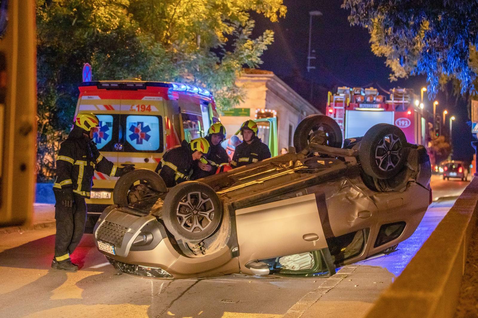 Pula: Dvije osobe ozlijeđene u sudaru kada je automobil završio na krovu