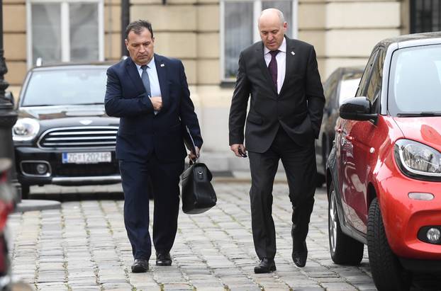 Vili Beroš i Branko Bačić pozdravili se šakama prije sastanka s premijerom
