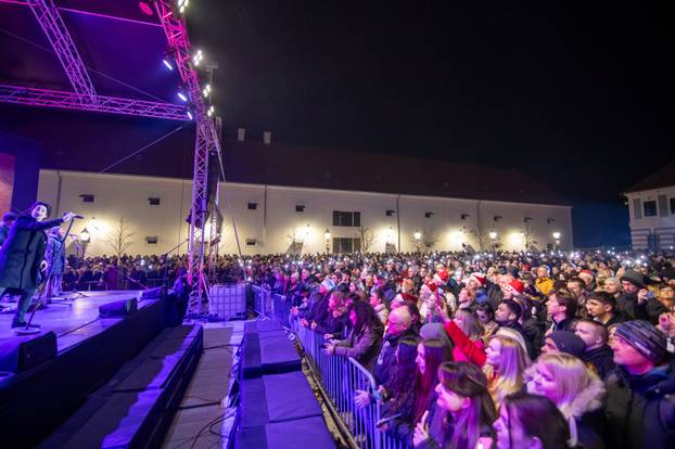 Osijek: Doček nove 2024. godine na Tvrđi uz Parni valjak