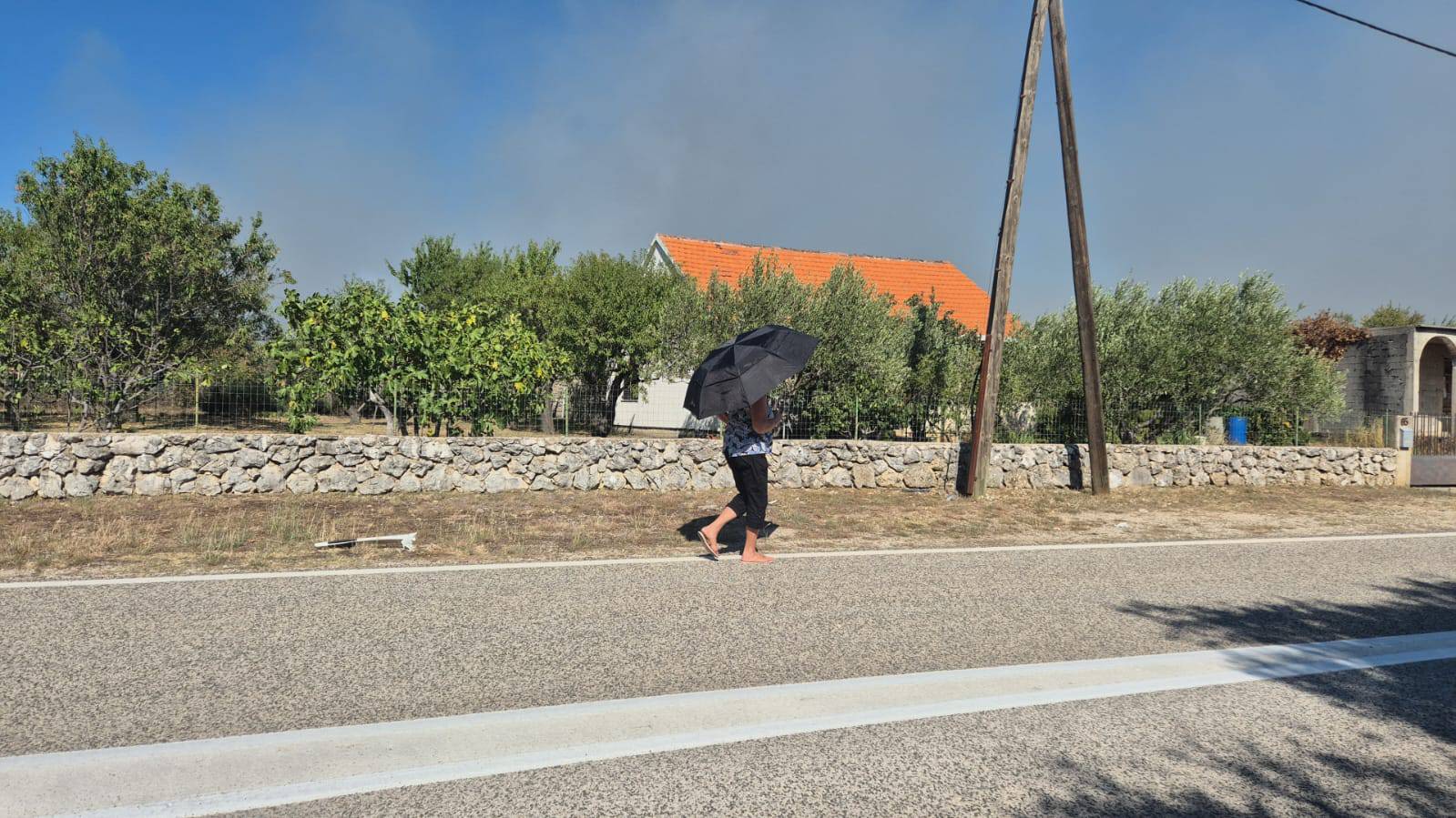 VIDEO Buktinja kod Skradina: 'Strah nas je, ne znamo što će biti s nama. Dimi se iza kuća'