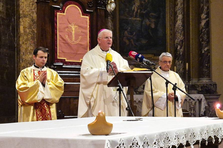 FOTO Uzinić je uspio spojiti molitelje i prosvjednike. Skupa na misi u riječkoj katedrali